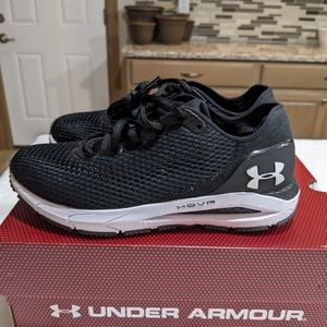 New in Box Under Armour Size 7 Black Sneakers UA W HOVR SONIC 4
